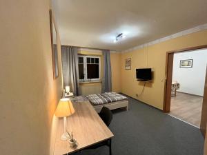 a hotel room with a couch and a table at Unterkunft Güntersen in Adelebsen
