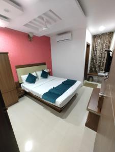 Letto o letti in una camera di BS International Hotel Mysore