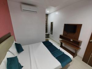 Letto o letti in una camera di BS International Hotel Mysore
