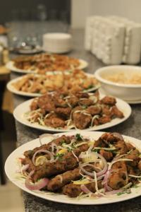 穆里Destination Hotel Murree的桌子上有三盘食物