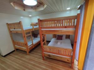 Postel nebo postele na pokoji v ubytování Quarry Bay Hometel Sagada