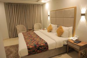 穆里Destination Hotel Murree的一间带床、桌椅的酒店房间