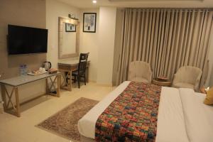 Destination Hotel Murree的电视和/或娱乐中心