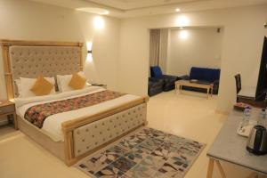 Destination Hotel Murree客房内的一张或多张床位