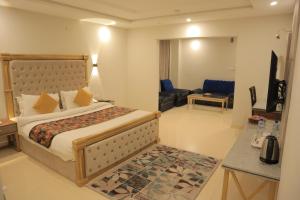 Destination Hotel Murree客房内的一张或多张床位
