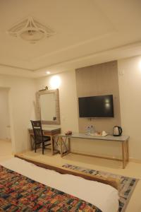 Destination Hotel Murree的电视和/或娱乐中心