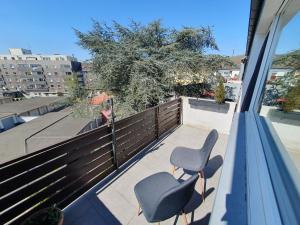 デュースブルクにあるDuisburg Zentral 2の市街の景色を望むバルコニー(椅子2脚付)