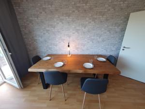デュースブルクにあるDuisburg Zentral 2の木製テーブル(椅子付)、キャンドル付 +8枚の写真