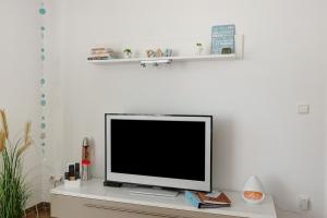 a flat screen tv sitting on top of a table at Lake House Boutique Ferienwohnung in Allensbach