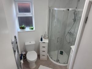 Et badeværelse på 4 Rental Apartments -Local -Contractors- London