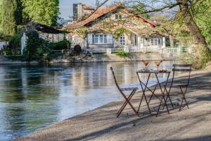 Výhled na řeku, která protéká v blízkosti hotelu