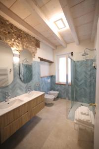 een badkamer met 2 wastafels, een douche en een toilet bij Bouganville Dimore in Desenzano del Garda