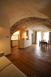 een woonkamer met een keuken en een eetkamer bij Bouganville Dimore in Desenzano del Garda