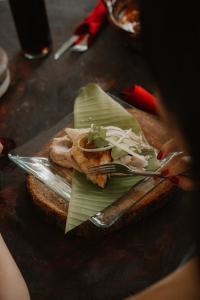 a person holding a plate of food on a table at Mango Selva Bio Hotel in Actopan