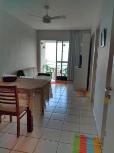 ナタールにあるYatch village ap completo vista marのテーブルとソファのあるリビングルーム