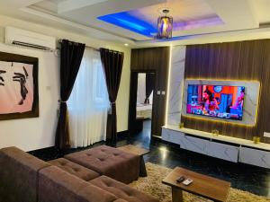 TV a/nebo společenská místnost v ubytování Presken Hotels @ Freedom Way, Lekki