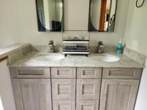 une salle de bain avec deux lavabos et deux miroirs dans l'établissement Mystic, Foxwoods, Beaches, Waterpark, Hells Kitchen!, à North Stonington 39 autres photos