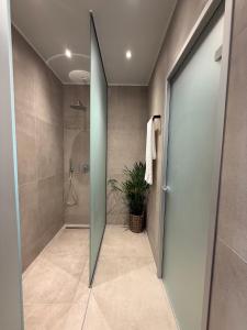 Ένα μπάνιο στο The Jax Luxury City Suites