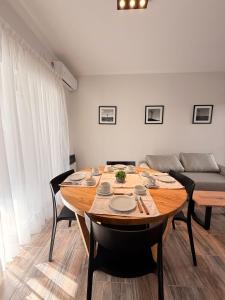 ein Esszimmer mit Tisch und Couch in der Unterkunft Los Molinos, confort, estilo y privacidad en Barrio Estación in Villa Mercedes