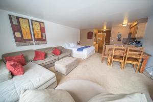 a living room with a couch and a bed at Mall 1421 by SummitCove Lodging in Keystone