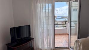 Μια τηλεόραση ή/και κέντρο ψυχαγωγίας στο Apartamentos Bismar VYB