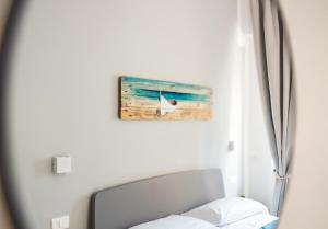 蒙特罗索阿尔马雷Camere Margot的一间卧室配有一张床,享有海洋美景