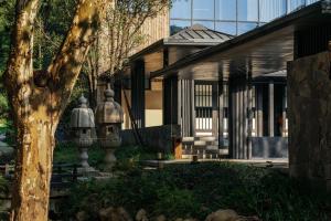 Um jardim no exterior de 景德镇行山世外东篱院民宿