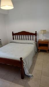 - une chambre avec un lit, une lampe et une table dans l'établissement Luminoso departamento Zona Güemes, à Mar del Plata