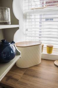 eine Küche mit einem Topf auf einem Regal und einem Fenster in der Unterkunft Hope Cottage - Charming 3 bedroom house, Southwold in Southwold + 24 Fotos