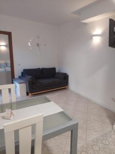 a living room with a couch and a table at Casa Linda in Verbania