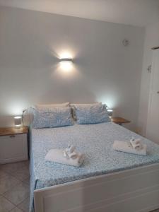 een slaapkamer met een bed met handdoeken erop bij Casa Linda in Verbania +18 foto's