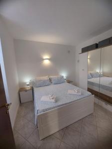 a bedroom with a bed with two towels on it at Casa Linda in Verbania