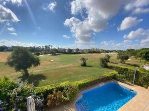 an image of a yard with a swimming pool at Mar Menor Golf Resort , La maison bleue, villa piscine privée in Los Martínez