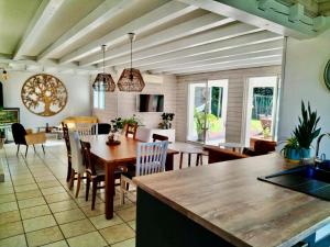 a kitchen and dining room with a table and chairs at Maison ZEN - Bayonne à 10 min in Mouguerre