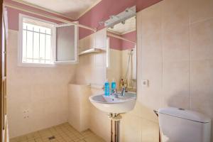 Un baño con lavabo, inodoro y ventana. en Le Van Gogh 3 chambres 4 lits, en Tournefeuille 30 fotos más