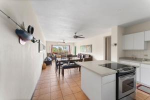 Кухня или мини-кухня в Angelica Beachfront Paradise
