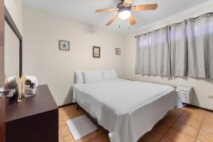 Кровать или кровати в номере Angelica Beachfront Paradise +26 фотографий