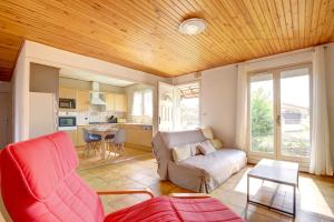 una sala de estar con un sofá y una mesa en Le Van Gogh 3 chambres 4 lits, en Tournefeuille