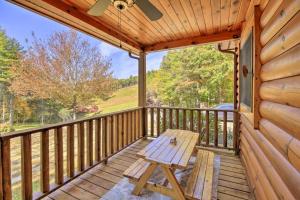 Photo de la galerie de l'établissement Serene 4BR Cabin - Mouth of Wilson Countryside Retreat, à Independence