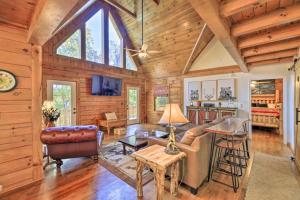 Televisyen dan/atau pusat hiburan di Serene 4BR Cabin - Mouth of Wilson Countryside Retreat
