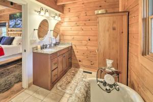 Bilik mandi di Serene 4BR Cabin - Mouth of Wilson Countryside Retreat +32 gambar