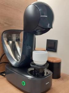 una cafetera sentada en una mesa con una taza en Statevi Guest Apartment 1, en Velingrad