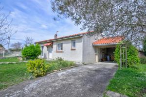 Una pequeña casa blanca con entrada para coches. en Le Van Gogh 3 chambres 4 lits, en Tournefeuille