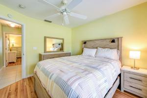 Postel nebo postele na pokoji v ubytování Sunny 3 BR Venice Home with Pool and Parking + 23 fotografií