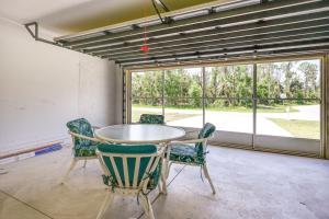 Balkón nebo terasa v ubytování Sunny 3 BR Venice Home with Pool and Parking