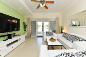 Μια τηλεόραση ή/και κέντρο ψυχαγωγίας στο NEW 2BR 5 min to Eagle Beach - Aruba Breeze Condo