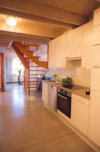 Köök või kööginurk majutusasutuses Ferienwohnung Marin - Inselhof Fehmarn +30 fotot