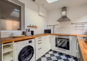 Cuisine ou kitchenette dans l'établissement Appart avec terrasse, vue & parking - hyper centre