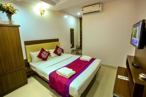 Letto o letti in una camera di BS International Hotel Mysore