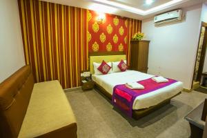 Letto o letti in una camera di BS International Hotel Mysore